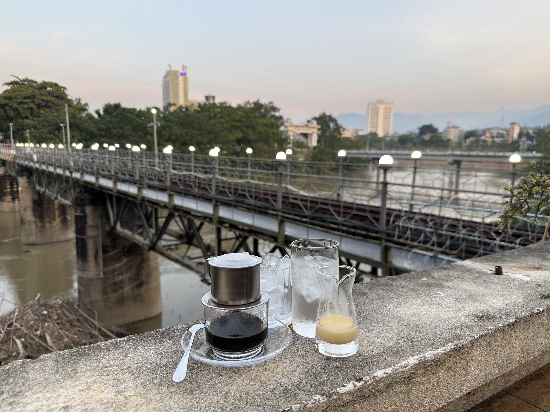 越南滴漏咖啡配铁桥河景日落